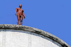Sculpture d'Antony Gormley au sommet d'un silo des bassins à flot  | Photo Bernard Tocheport