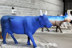 Cow Parade de Bordeaux : vaches dans leur atelier