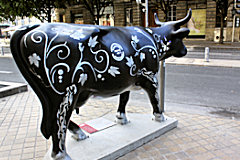 Cow Parade de Bordeaux : vache Meuhtrytis, Office de Tourisme