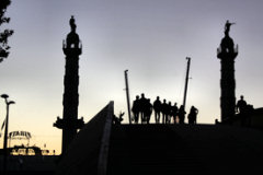 Public sur le pont de Tagashi Kawamata | 33-bordeaux.com
