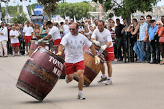 Roulage de barriques à plusieurs : fête du fleuve 2011