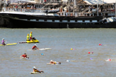 Nageurs sur la Garonne face au BELEM | photo 33-bordeaux.com