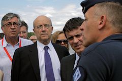 Le ministre de l'intérieur écoutant le récit d'un sauvetatge