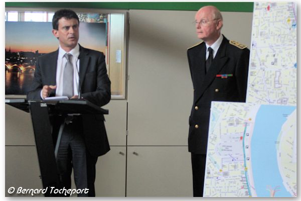 BORDEAUX  : Manuel VALSS ministre de l'Intérieur et le préfet Patrick Stéfanini