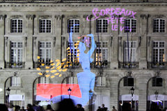 Logo Bordeaux fête le vin sur la façade de la Bourse