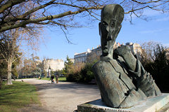 Statue François Mauriac Jardin public de Bordeaux |  photo 33-bordeaux.com