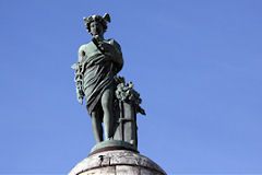 Statue symbole du commerce au sommet des colonnes ROSTRALES | 33-bordeaux.com