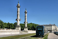 Passage du tramway devant les colonnes ROSTRALES | 33-bordeaux.com