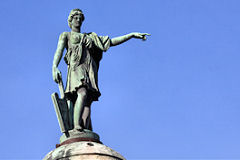 Statue symbole de la Navigation au sommet des colonnes ROSTRALES | 33-bordeaux.com