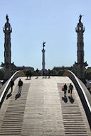Colonnes ROSTRALES et pont de KAWAMATA | 33-bordeaux.com