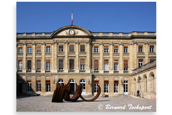 La cour du Palais Rohan et sculpture de Bernar Venet | Photo 33-bordeaux.com