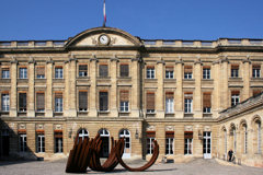 Sculptures de Bernar Venet dans la cour de la Mairie