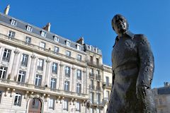 Bordeaux façades Pey Berland et statue Chaban Delmas | Photo Bernard Tocheport