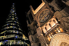 Bordeaux la nuit sapin de Noël devant la cathédrale | Photo Bernard Tocheport 