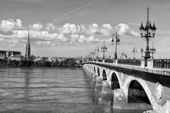 Photo noir et blanc du pont de pierre de Bordeaux face à Saint Michel | Photo Bernard Tocheport