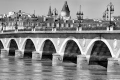 Photo noir et blanc des arches  du pont de pierre de Bordeaux | Photo Bernard Tocheport