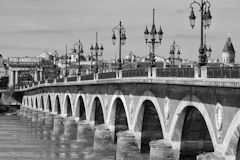 Photo noir et blanc du pont de pierre de Bordeaux face à la porte de Bourgogne | Photo Bernard Tocheport