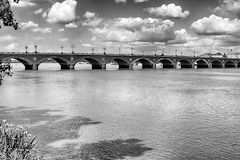 Bordeaux entre ciel et Garonne photo noir et blanc du pont de pierre | Photo Bernard Tocheport