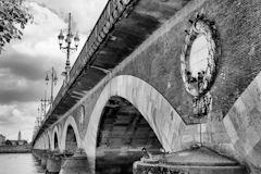 Détail ornemental noir et blanc du pont de pierre de Bordeaux  | Photo Bernard Tocheport