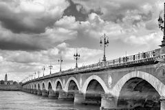 Photo noir et blanc ciel menaçant sur le pont de pierre à Bordeaux | Photo Bernard Tocheport
