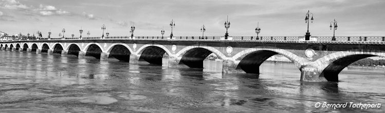 Vue panoramique du pont d epierre en noir et blanc | Photo Bernard Tocheport
