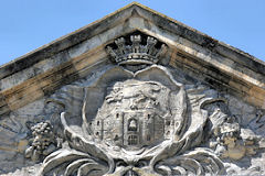 Armoiries de Bordeaux au fronton de la porte Dijeaux 