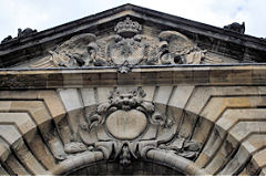 Symboles royaux et millésime 1748 pour  la porte Dijeaux