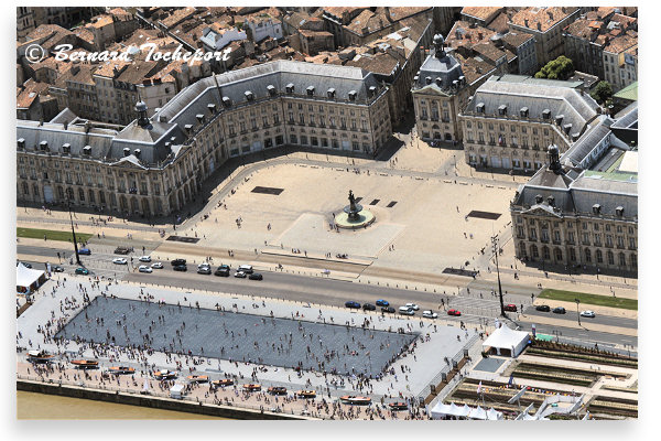 Vue aérienne du miroir d'eau et de la place de la bourse | Photo Bernard Tocheport