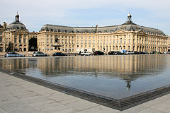 Perspective sur le miroir et la façade des quais -  photo 33-bordeaux.com