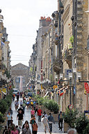 Rue Sainte Catherine : vision sur porte d'Aquitaine et colonne Theimer