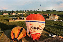 Vue de montgolfières au sol depuis une montgolfière ayant décollé  | Photo 33-bordeaux.com