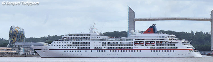 EUROPA navire de croisières arrivant à Bordeaux | Photo Bernard Tocheport