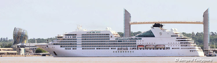 Navire Seabourn Ovation à Bordeaux devant le pont Chaban Delmas | Photo Bernard Tocheport