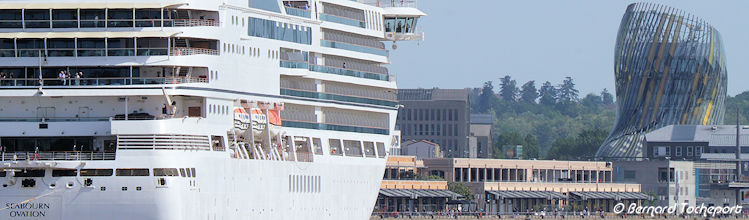 Navire Seabourn Ovation à Bordeaux devant la Cité du Vin | Photo Bernard Tocheport