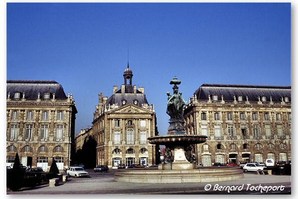 Bordeaux années 90 la place de la bourse et la fontaine des 3 Grâces | Photo Bernard Tocheport