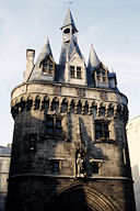 Bordeaux façade noircie de la porte Cailhau dans les années 1990 | Photo Bernard Tocheport