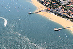 Vue aérienne d'Arcachon et des jetées Thiers et Eyrac