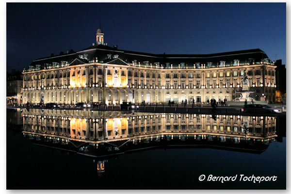 Bordeaux la nuit symétrie du reflet dans le miroir d'eau des façades de la bourse | Photo Bernard Tocheport