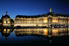 Bordeaux la nuit reflets dans le miroir d'eau des façades de la bourse | Photo Bernard Tocheport
