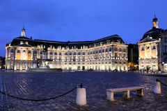 Bordeaux le jour tombe sur la place de la Bourse, les lumières s'allument | Photo Bernard Tocheport