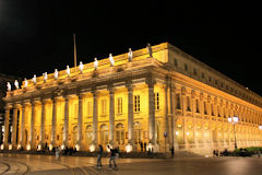 Bordeaux éclairage mettant en valeur le Grand Théâtre  la nuit | Photo Bernard Tocheport