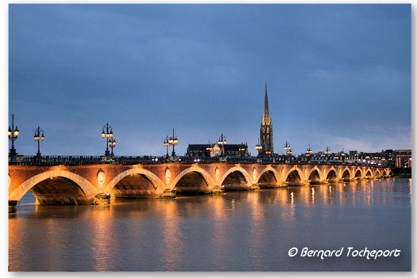 Bordeaux éclairage du pont de pierre et de la flèche Saint Michel | Photo Bernard Tocheport