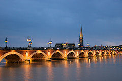 Bordeaux éclairage du pont de pierre et de la flèche Saint Michel | Photo Bernard Tocheport