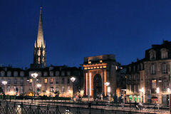 Bordeauxéclairage de la porte de Bourgogne et flèche Saint Michel | Photo Bernard Tocheport