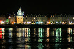 Bordeaux la nuit reflets colorés sur la Garonne et porte Cailhau | Photo Bernard Tocheport