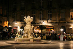 Bordeaux la nuit éclairage de la fontaine place du Parlement | Photo Bernard Tocheport