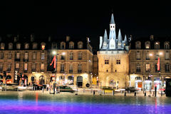 Bordeaux éclairage coloré pour les quais et la porte Cailhau | Photo Bernard Tocheport