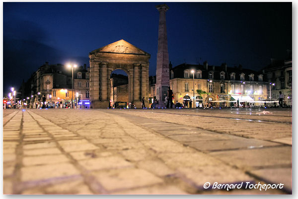 Bordeaux place de la Victoire et porte d'Aquitaine la nuit | Photo Bernard Tocheport