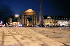 Bordeaux place de la Victoire et porte d'Aquitaine la nuit | Photo Bernard Tocheport