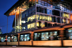 Le tram de Bordeaux la nuit devant le Tribunal du cours d'Albret | Photo Bernard Tocheport